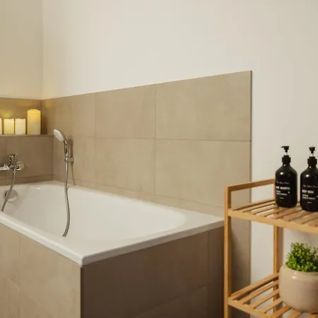 Hygge Homes - 'scandi Luxe' - Near River 빈젠