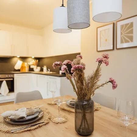 Hygge Homes, Three Bedrooms With Parking, Near River Apartment *